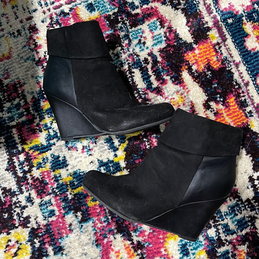 Report wedged booties
